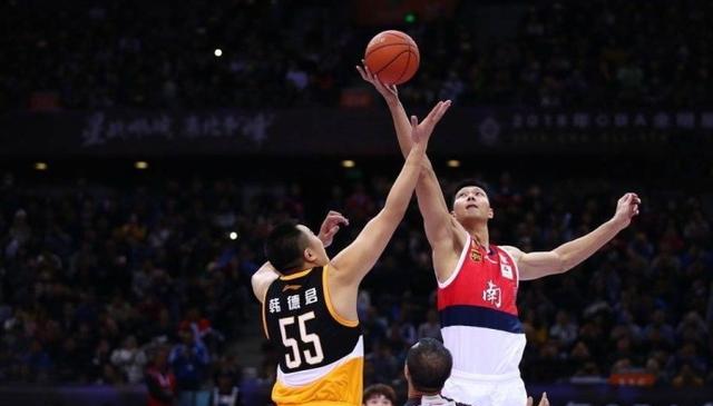 而在防守端 而在防守端